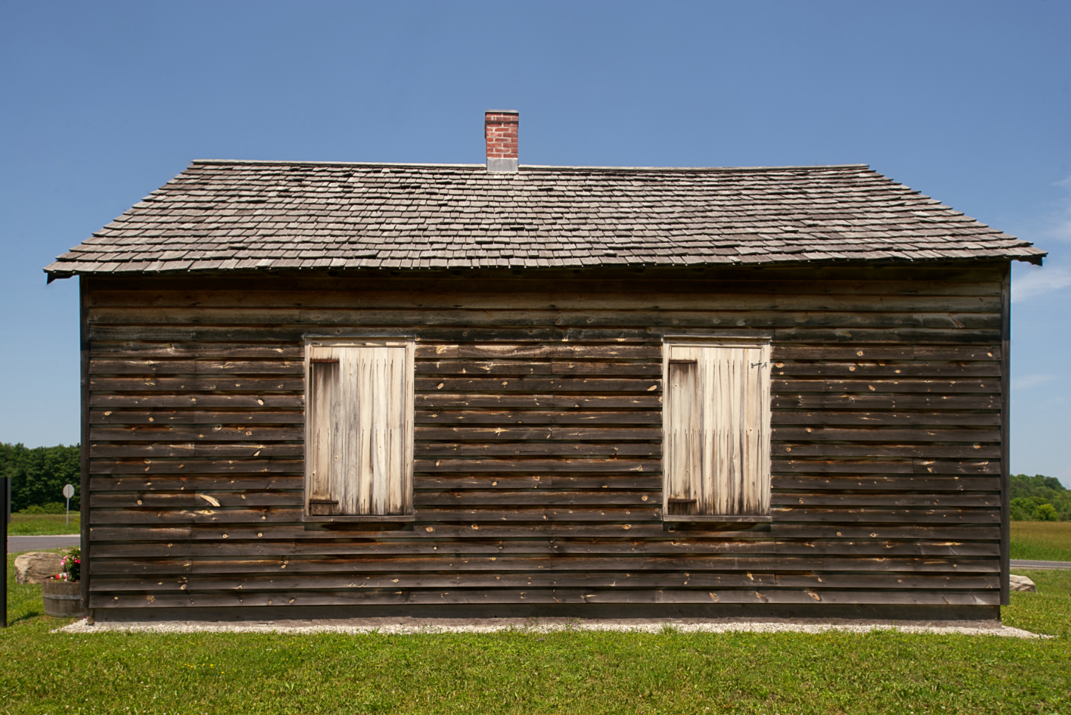 A simple,symmetrical log building.