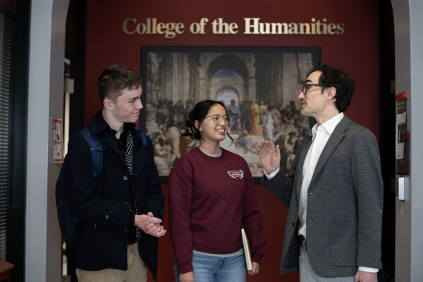 students talking to a faculty member