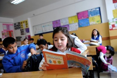 Child learning Turkish