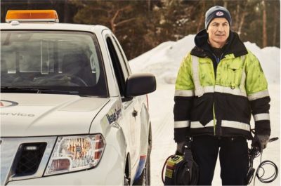 Picture of CAA tow truck driver and truck