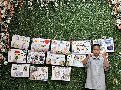 A young woman presented their own products and communication experiences