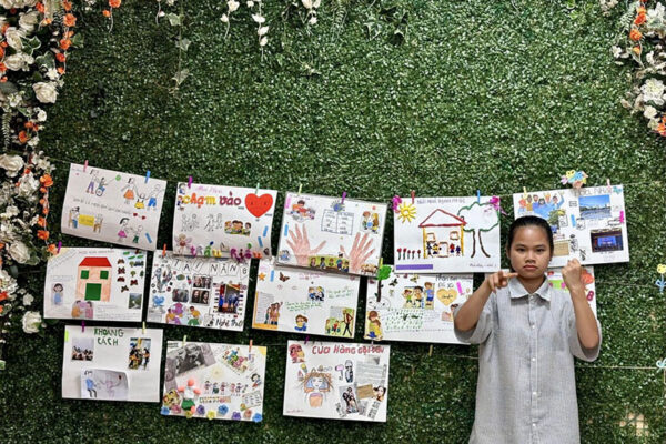 A young woman presented their own products and communication experiences