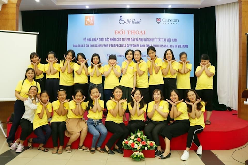  There is a group of participants making a flower face