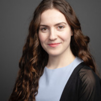 Geneviève portrait with dark grey background