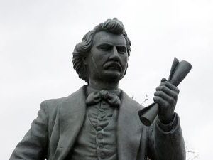 A Louis Riel statue