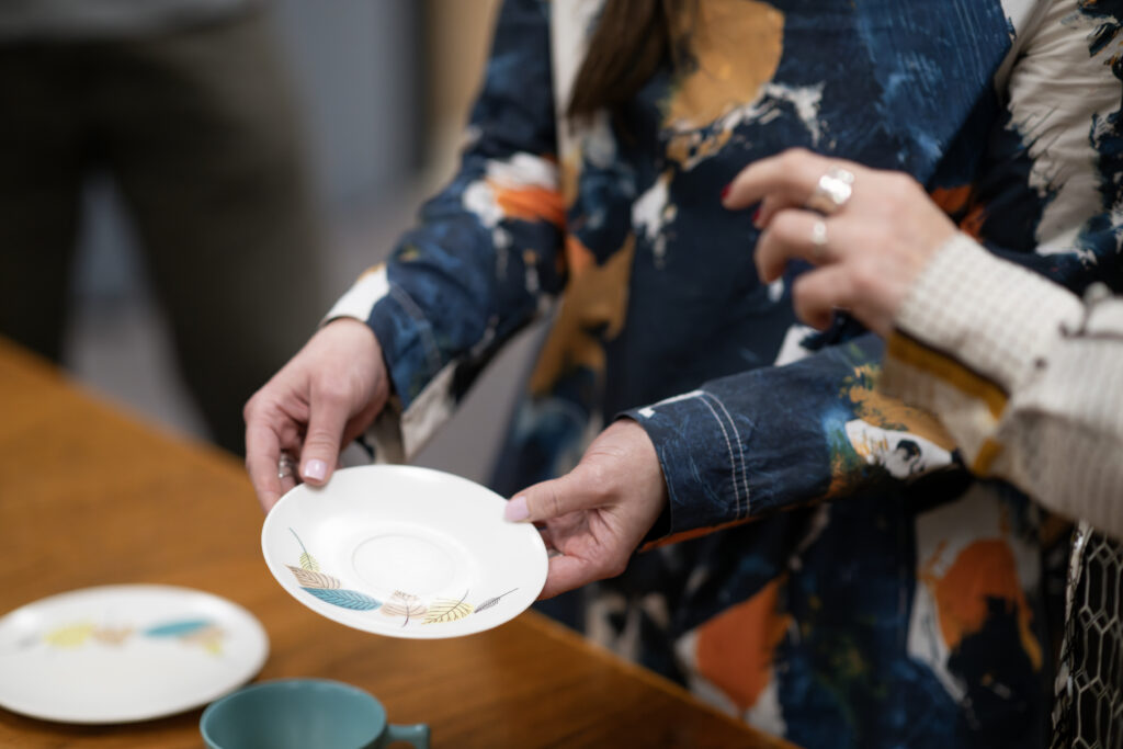 xDX Team examines Tecoware Melmac Saucer.