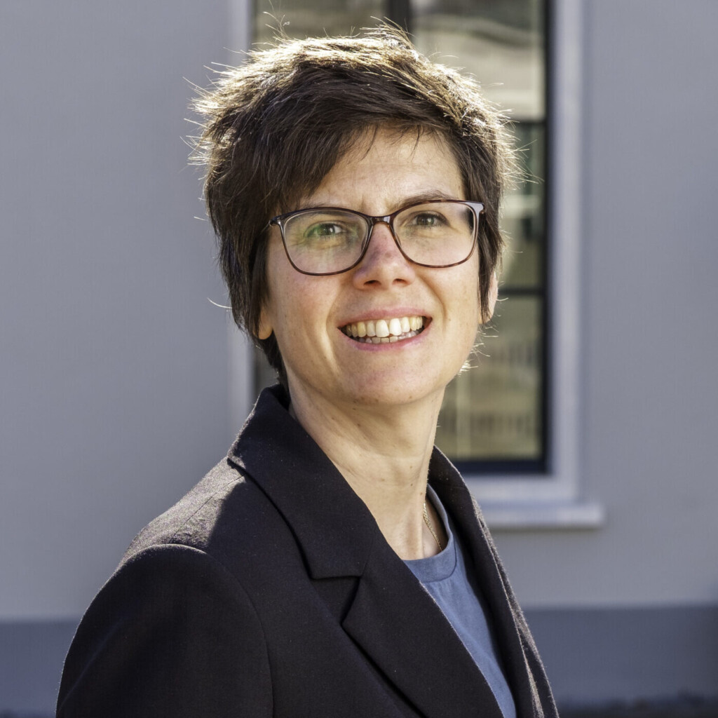 Headshot of Karin van Es