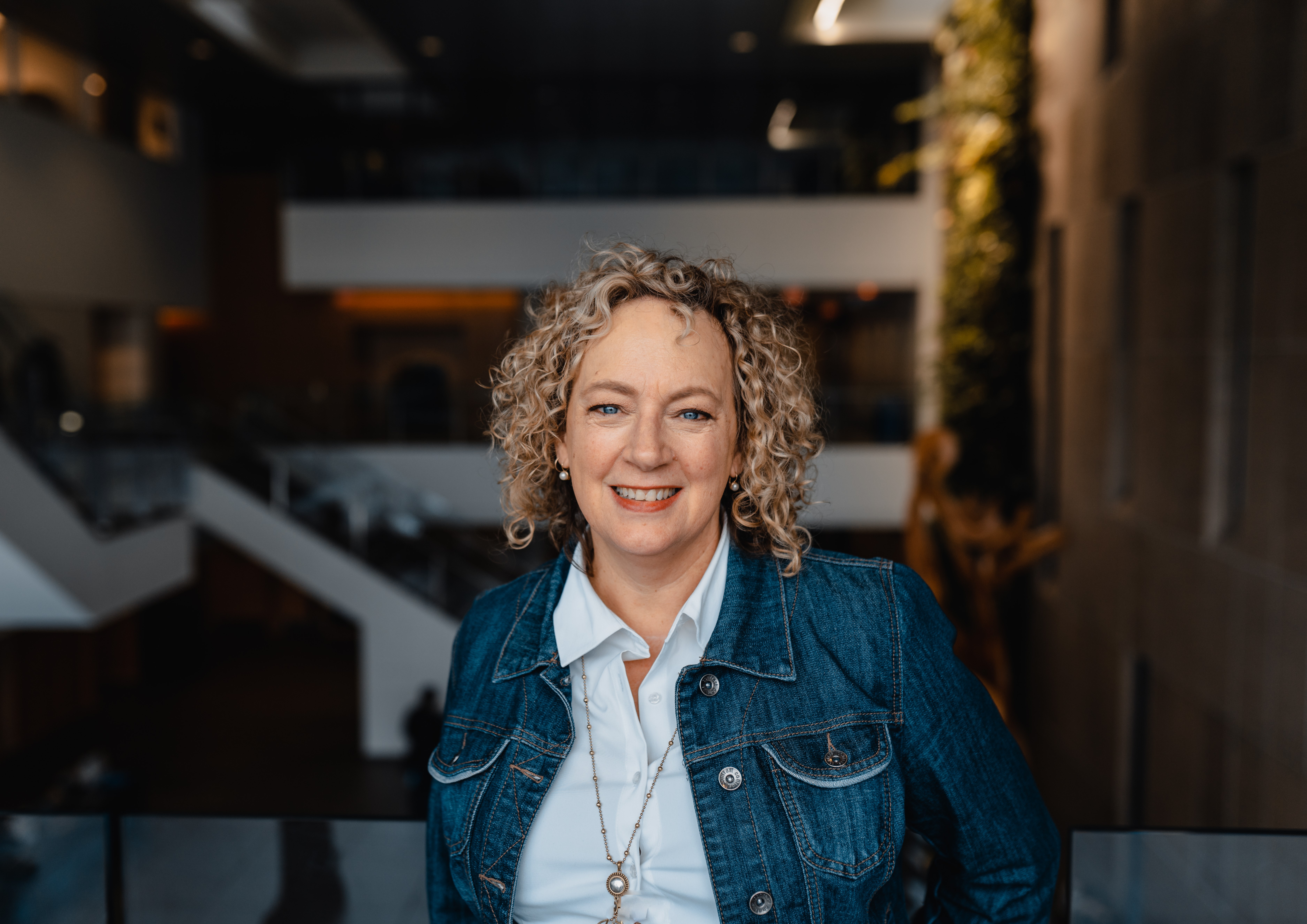 Headshot of Lynn Murphy