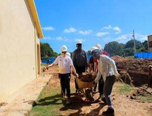 Students on alternative spring break