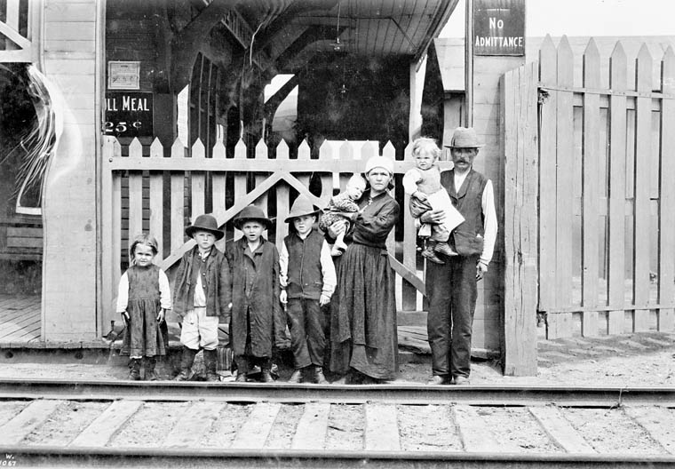 Galician immigrants at Immigration Sheds, Québec