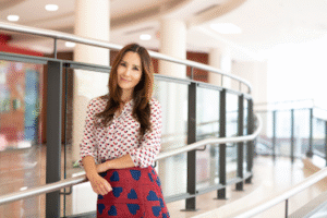 Hyounjeong standing in Tory Building