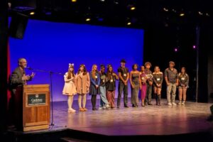 Mike and Linguavision contestants