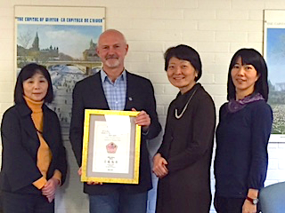 David Wood poses with award and representatives of the Japan Foundation