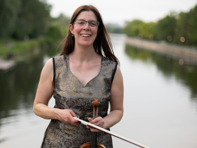 Photo of Laura Nerenberg with violin