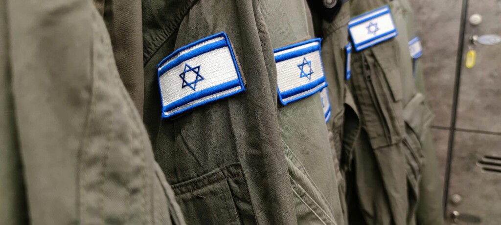 A zoomed in look at patches on the uniforms of the Israeli army.