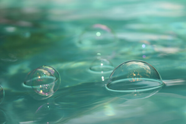 Water bubbles illustrating how words that look like their meaning reflect their shape, similar to the word bubble.