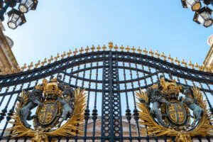 An image of the gates of Buckingham Palace