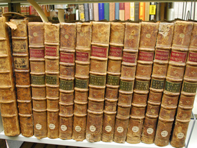 A photo of books on a shelf in the library.