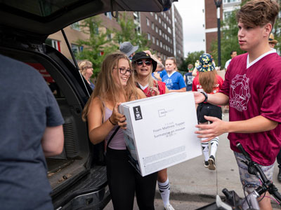Students help each other move into Residence during orientation week.