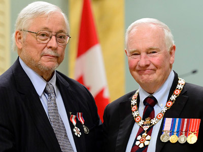 His Excellency presents the Member of the Order of Canada insignia to Peter Calamai, C.M..