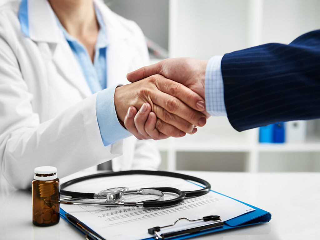 Guidelines governing Canadian doctors' relationships with pharma companies under review