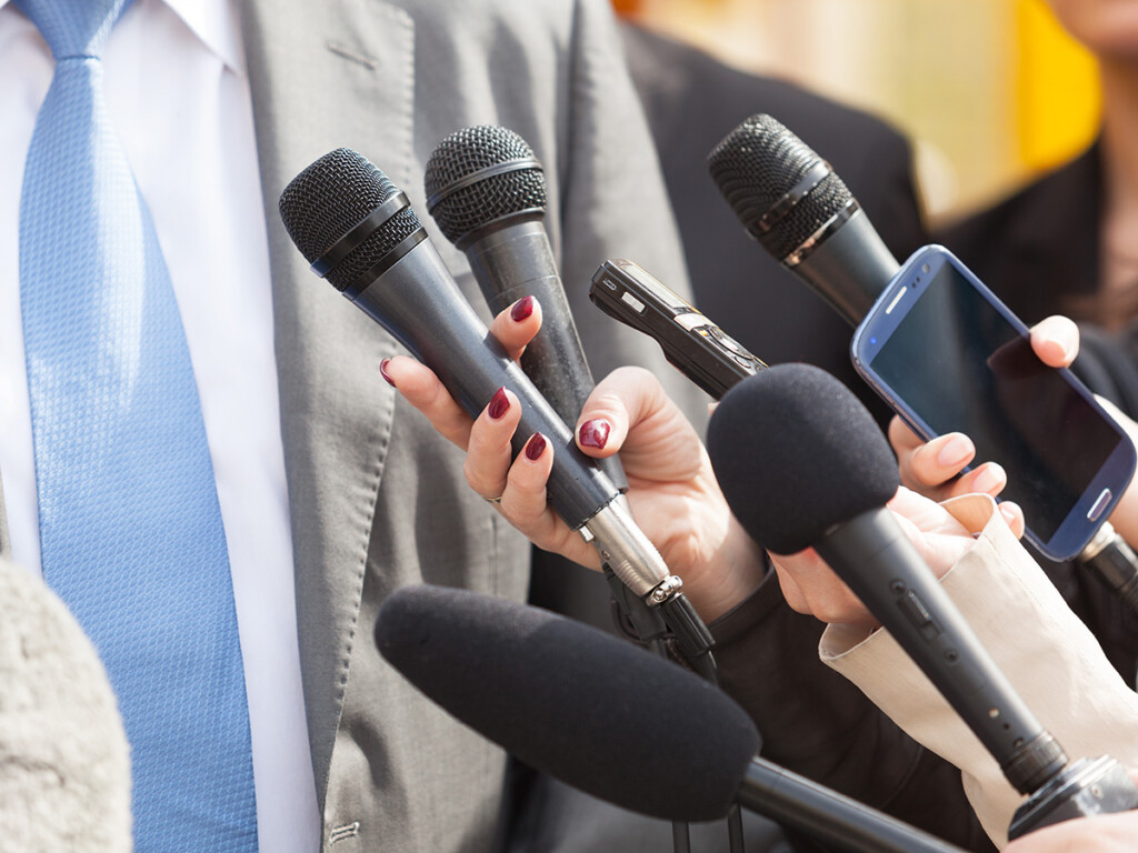 A media scrum (Shutterstock)