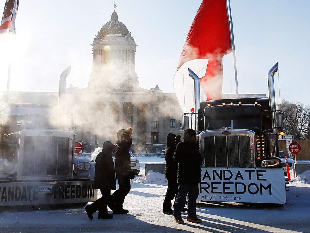 Freedom Convoy trucks (Photo: THE CANADIAN PRESS/John Woods)