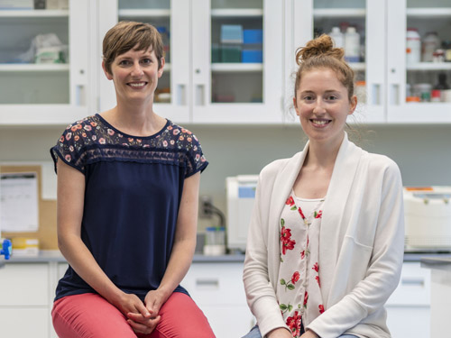 Prof. Jenny Bruin and Myriam Hoyeck pose in their lab