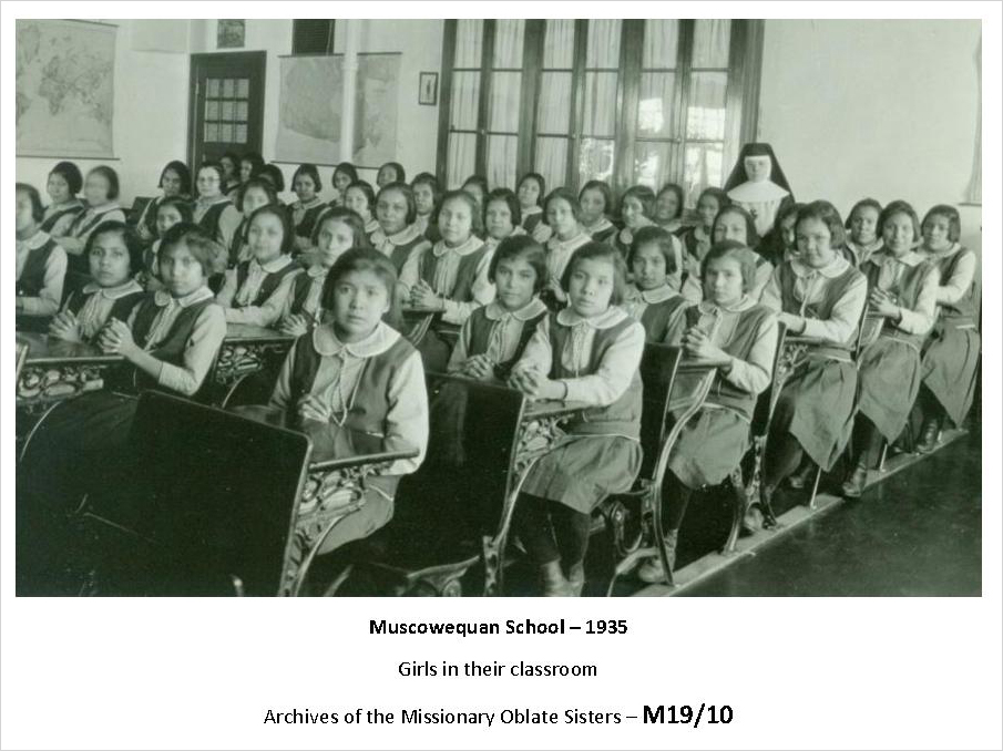 An photograph from 1935 of students sitting at desks in a classroom.