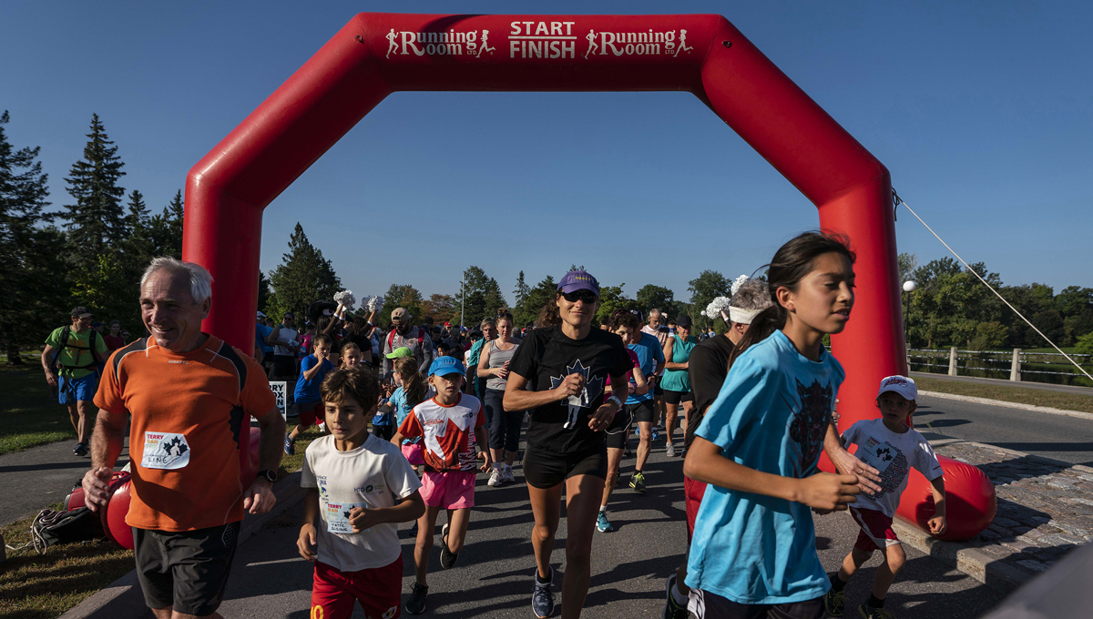 The race begins under an archway. Runners participate in the 2018 Terry Fox Run, one of the many Throwback homecoming events that took place in September.