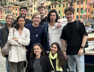 Pic of group of students in Italy