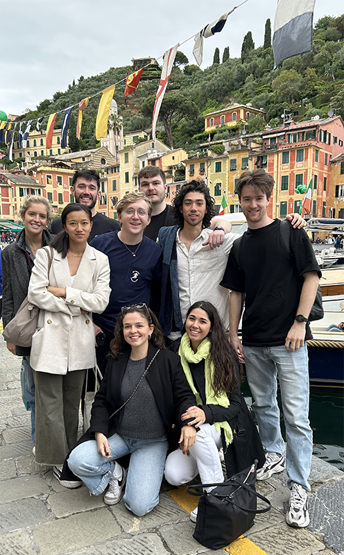 Pic of group of students in Italy