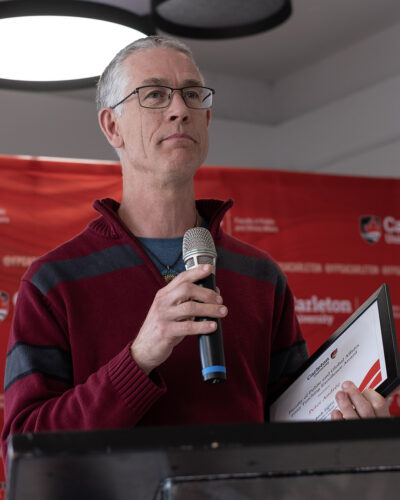 photo of Peter Andrée accepting award