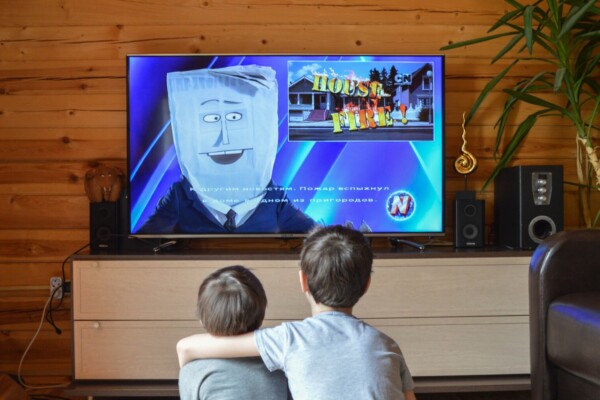 two young kids watching tv