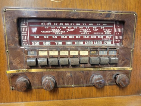 Philco Model No. 42-390 Radio | School of Journalism and Communication