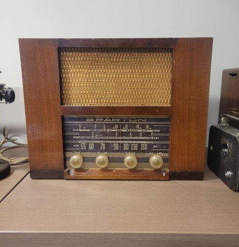 Sparton Model 5150 Radio | School of Journalism and Communication