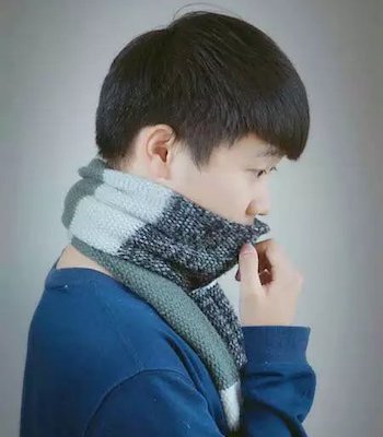 Xiaoran wearing a scarf looks thoughtful