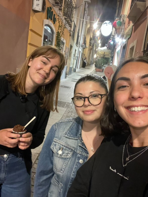 Image of Sophia Hiles and friends in Italy