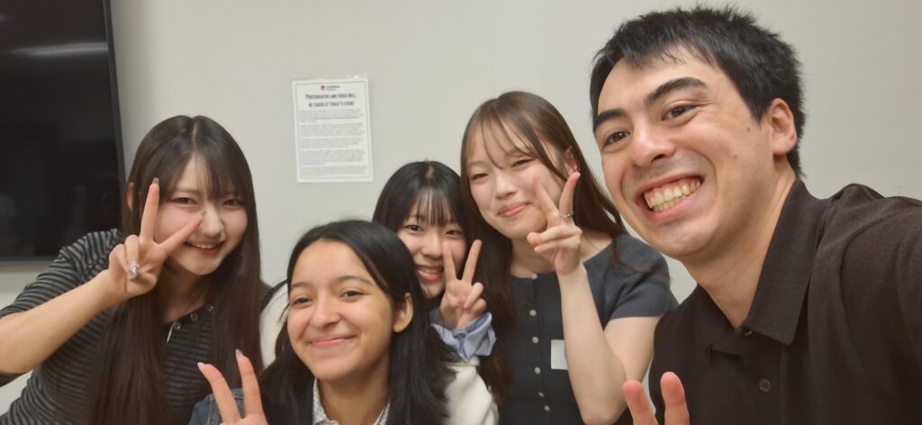 Carleton and Ritsumeikan students pose for the camera