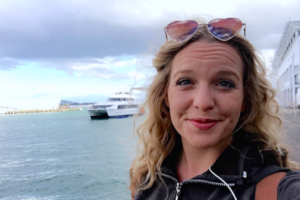 Chloe in front of the harbour