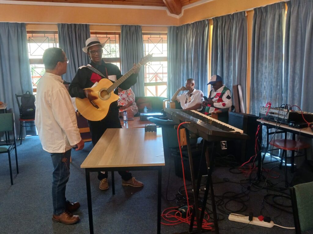 Lee Watkins and Boetles talking to each other before the musical performance.