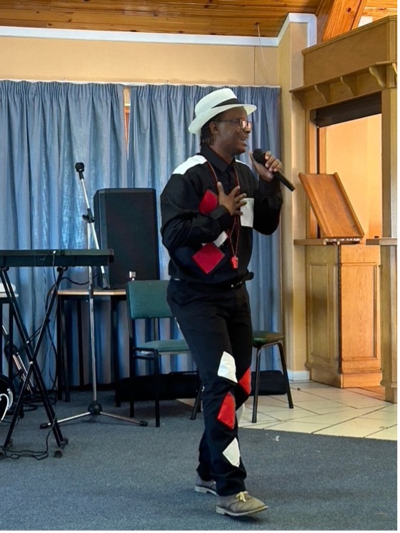 Boetles Gewers performing Nama music.