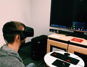 photo of student using VR in the discovery centre