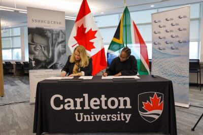 Valérie La Traverse Vice-President, Corporate Affairs and International (SSHRC), and Prudence Makhura, Executive Director, International Grants and Partnerships (NRF), sign a memorandum of understanding (MoU)