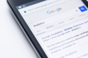 A Google search result on a cu_people_phone describing Google Analytics